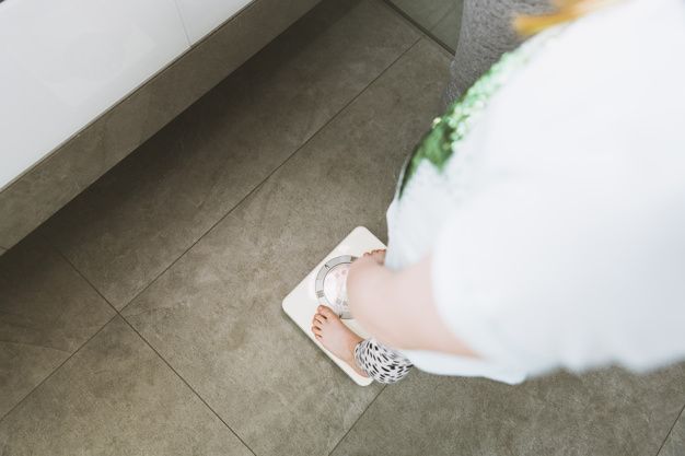 Le mot 'gluten' écrit dans de la farine de blé : représentant les intolérances alimentaires.