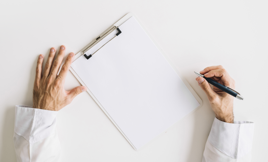 Médecin s'apprêtant à faire son diagnostic.