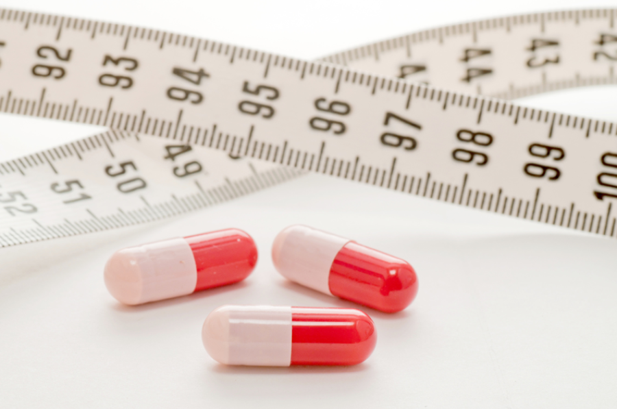 Image représentant des pilules et un mètre de couture.